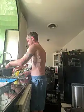 Snapshot of mandjpuff2 chatting on 09.11.25 mandjpuff2 online show from 09.11.25