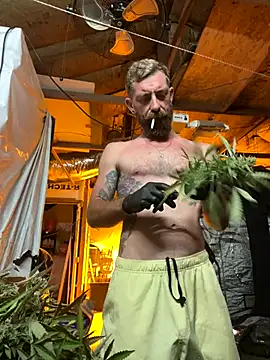 Snapshot of mandjpuff2 chatting on 09.25.25 mandjpuff2 online show from 09.25.25