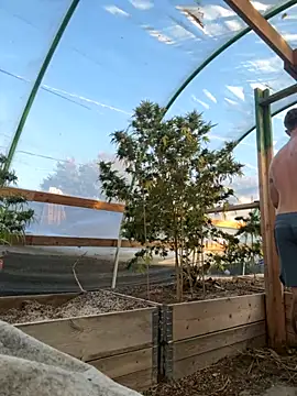 Snapshot of mandjpuff2 chatting on 10.19.25 mandjpuff2 online show from 10.19.25