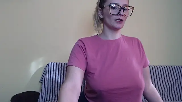 Snapshot of alicesweet21 chatting on 02.06.25 alicesweet21 online show from 02.06.25