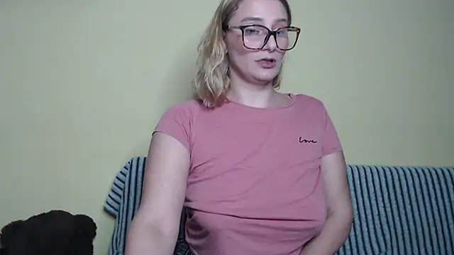 Snapshot of alicesweet21 chatting on 02.08.25 alicesweet21 online show from 02.08.25