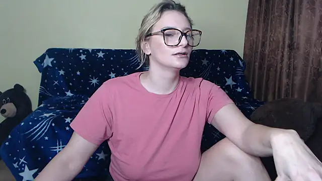 Snapshot of alicesweet21 chatting on 02.25.25 alicesweet21 online show from 02.25.25