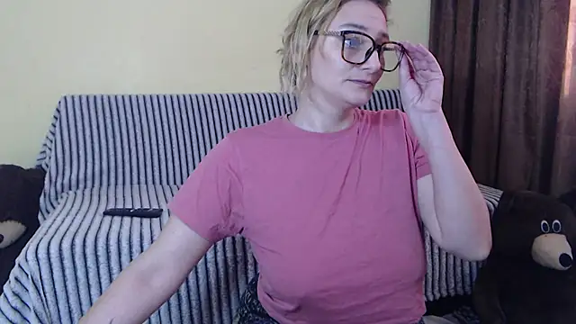 Snapshot of alicesweet21 chatting on 03.11.25 alicesweet21 online show from 03.11.25