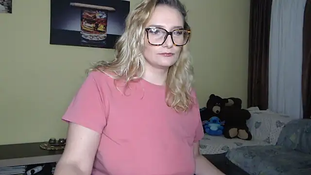 Snapshot of alicesweet21 chatting on 01.14.26 alicesweet21 online show from 01.14.26