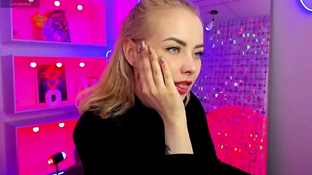 StephanieSweety online show from 04.18.26