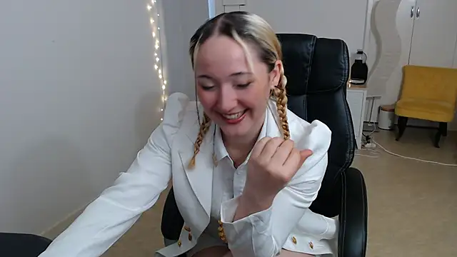 Snapshot of Crystal-dreamt chatting on 10.04.25 Crystal-dreamt online show from 10.04.25