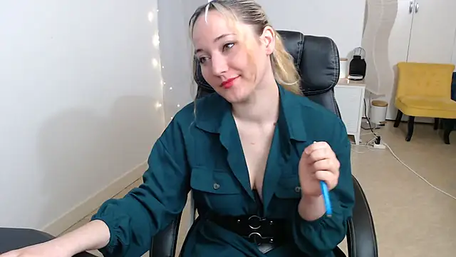 Snapshot of Crystal-dreamt chatting on 10.13.25 Crystal-dreamt online show from 10.13.25