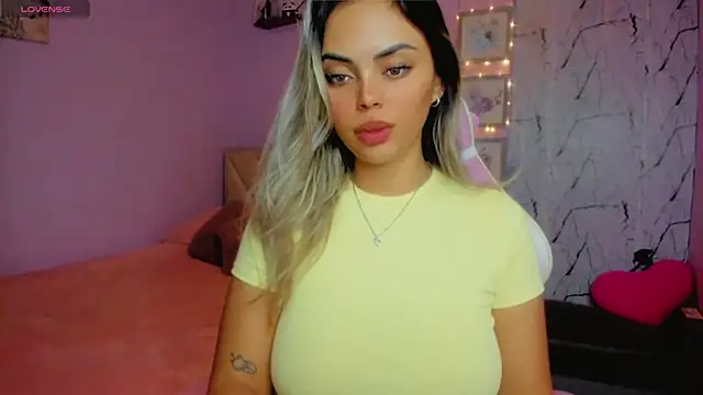 Snapshot of Gabby_prieto chatting on 06.19.26 Gabby prieto online show from 06.19.26