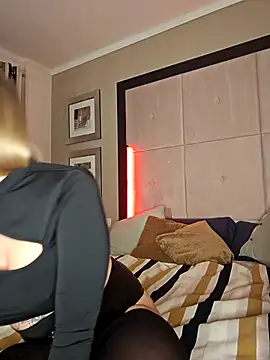 Snapshot of TARA-FUN chatting on 10.30.25 TARA-FUN online show from 10.30.25