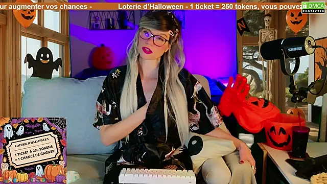 Snapshot of Kittychatte chatting on 10.19.25 Kittychatte online show from 10.19.25