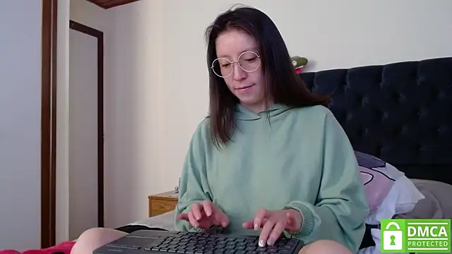 Sophi Cute online show from 12.22.24