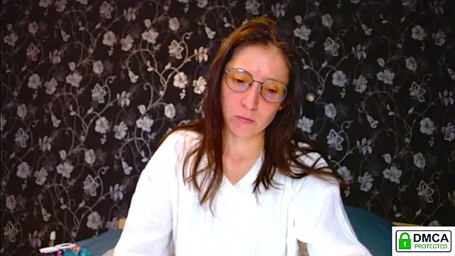 Snapshot of Sophi_Cute chatting on 05.10.26 Sophi Cute online show from 05.10.26