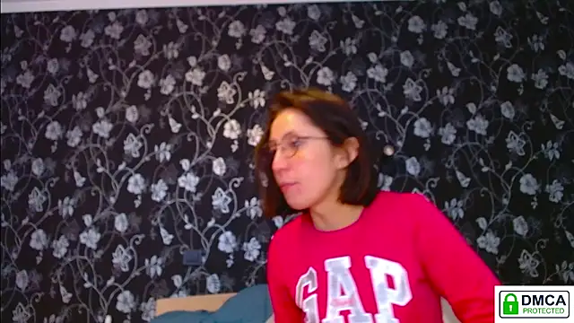 Snapshot of Sophi_Cute chatting on 05.19.26 Sophi Cute online show from 05.19.26