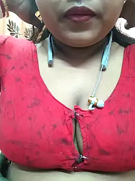 Snapshot of Sophiaboudi chatting on 01.11.25 Sophiaboudi online show from 01.11.25