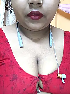 Snapshot of Sophiaboudi chatting on 02.15.25 Sophiaboudi online show from 02.15.25