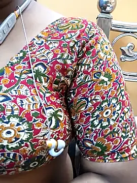 Snapshot of Sophiaboudi chatting on 03.04.25 Sophiaboudi online show from 03.04.25