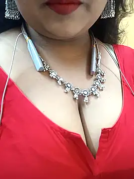 Snapshot of Sophiaboudi chatting on 09.25.25 Sophiaboudi online show from 09.25.25