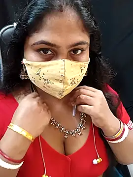 Snapshot of Sophiaboudi chatting on 10.06.25 Sophiaboudi online show from 10.06.25