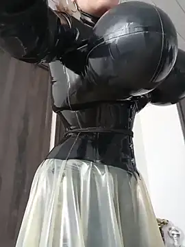 Snapshot of LatexDevil_Blondie chatting on 06.10.26 LatexDevil Blondie online show from 06.10.26