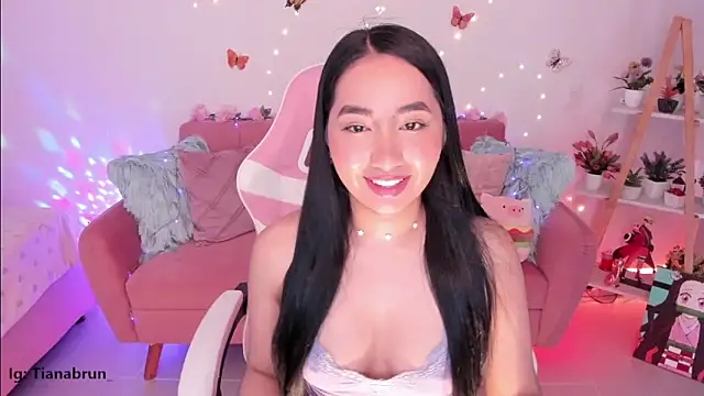 Snapshot of Zara_uwu_ chatting on 10.15.25 Zara uwu online show from 10.15.25
