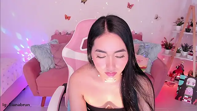 Snapshot of Zara_uwu_ chatting on 10.21.25 Zara uwu online show from 10.21.25
