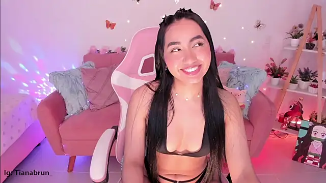 Snapshot of Zara_uwu_ chatting on 10.24.25 Zara uwu online show from 10.24.25