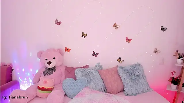 Snapshot of Zara_uwu_ chatting on 11.13.25 Zara uwu online show from 11.13.25