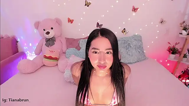 Snapshot of Zara_uwu_ chatting on 11.21.25 Zara uwu online show from 11.21.25