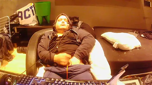 Snapshot of Bebemickey75 chatting on 11.23.25 Bebemickey75 online show from 11.23.25