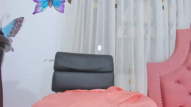 Snapshot of steila_rochefort chatting on 12.19.24 steila rochefort online show from 12.19.24