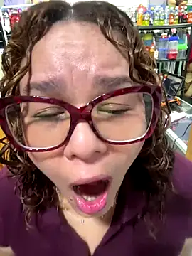 Snapshot of ROSALIALUCY chatting on 10.06.25 ROSALIALUCY online show from 10.06.25