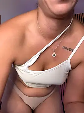 Snapshot of sofiah_ chatting on 11.18.25 sofiah online show from 11.18.25