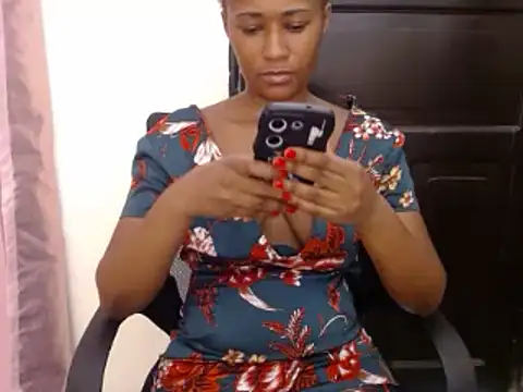 Snapshot of savage_laura chatting on 03.03.25 savage laura online show from 03.03.25