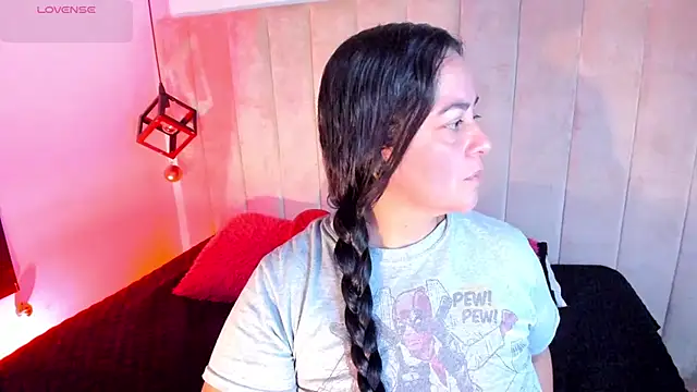 Snapshot of lucia_vonne_ chatting on 12.17.25 lucia vonne online show from 12.17.25