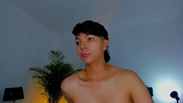 xhenisa  online show from 09.25.25