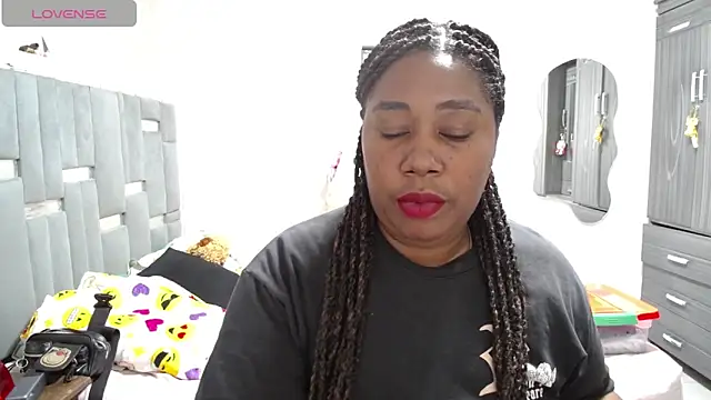 Snapshot of thickebonymilfF chatting on 04.19.26 thickebonymilfF online show from 04.19.26
