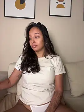 Snapshot of DianaHopson chatting on 05.24.26 DianaHopson online show from 05.24.26