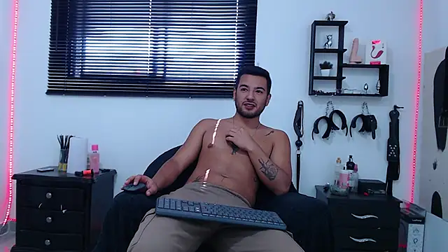 Snapshot of KinkyAllisonSub chatting on 01.18.25 KinkyAllisonSub online show from 01.18.25