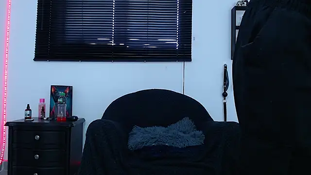 Snapshot of KinkyAllisonSub chatting on 02.18.25 KinkyAllisonSub online show from 02.18.25