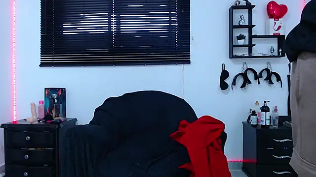 Snapshot of KinkyAllisonSub chatting on 02.22.25 KinkyAllisonSub online show from 02.22.25