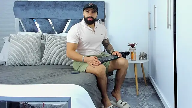 Snapshot of Zack_Froone chatting on 12.04.25 Zack Froone online show from 12.04.25