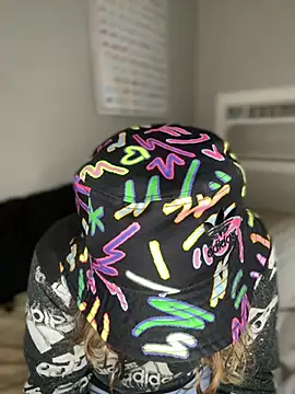 4kUsh2Fashion0 online show from 02.04.25