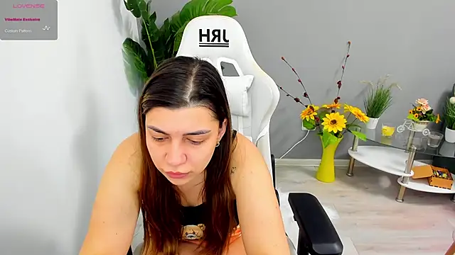 Snapshot of EveEvian chatting on 05.27.26 EveEvian online show from 05.27.26