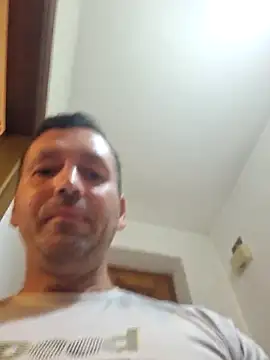 Snapshot of florin421 chatting on 04.28.26 florin421 online show from 04.28.26