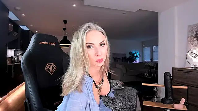 Snapshot of GoddessElizabethX chatting on 12.17.24 GoddessElizabethX online show from 12.17.24