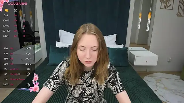 Snapshot of Cowell_Adelina chatting on 01.25.25 Cowell Adelina online show from 01.25.25