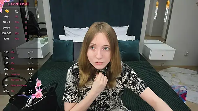 Snapshot of Cowell_Adelina chatting on 01.27.25 Cowell Adelina online show from 01.27.25