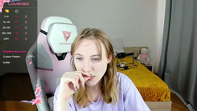 Snapshot of Cowell_Adelina chatting on 03.23.25 Cowell Adelina online show from 03.23.25