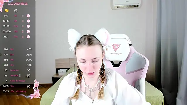 Snapshot of Cowell_Adelina chatting on 09.15.25 Cowell Adelina online show from 09.15.25