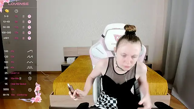 Snapshot of Cowell_Adelina chatting on 09.19.25 Cowell Adelina online show from 09.19.25